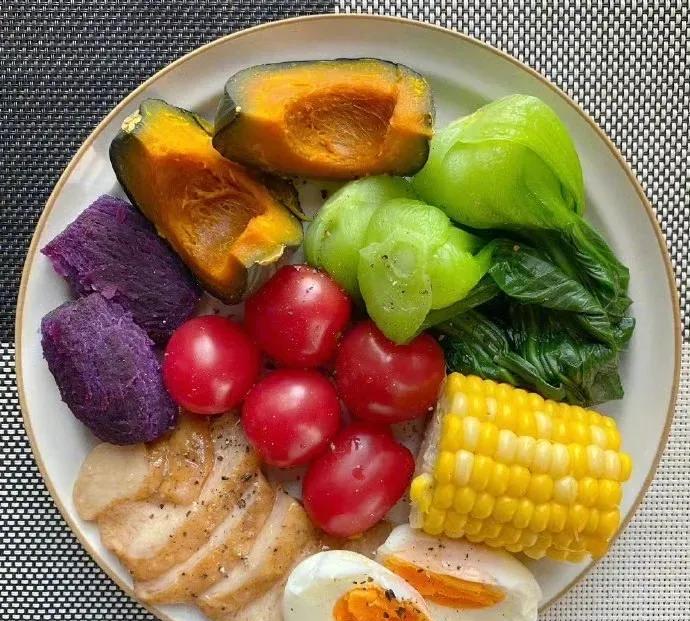 天天晚上减脂餐,半年减掉三十斤(图5) 减肥宵夜菜谱_晚上吃的减脂汤_丝瓜鸡蛋蘑菇汤做法