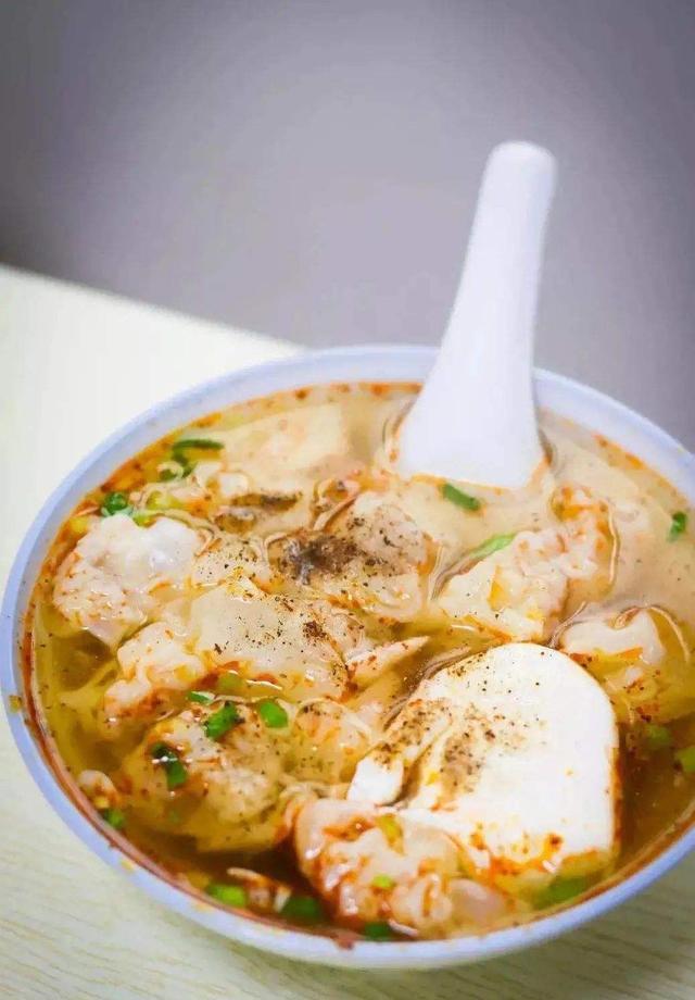 南京哪里有好吃的小吃_南京鸭血粉丝汤_南京盐水鸭