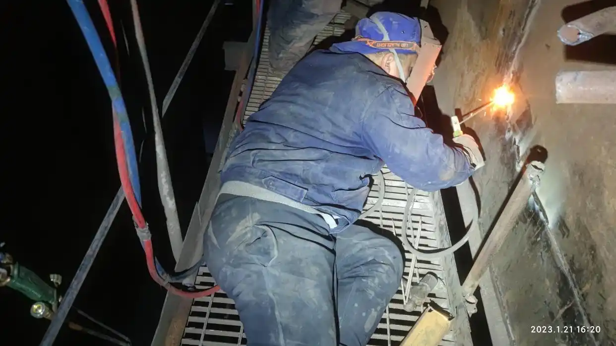 省煤器泄露抢修_电厂机组锅炉检修稿件_春节锅炉抢修