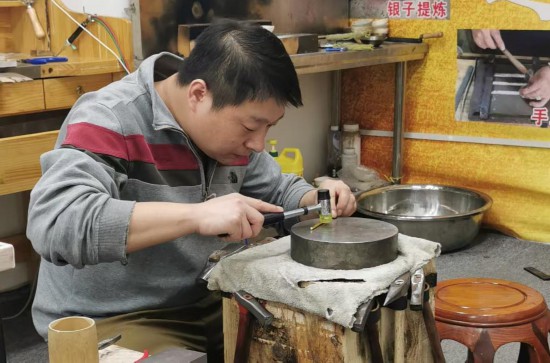 高金价小克重金饰市场趋势_招金银楼投资金条购买和回收价格_黄金回购打金业务火爆