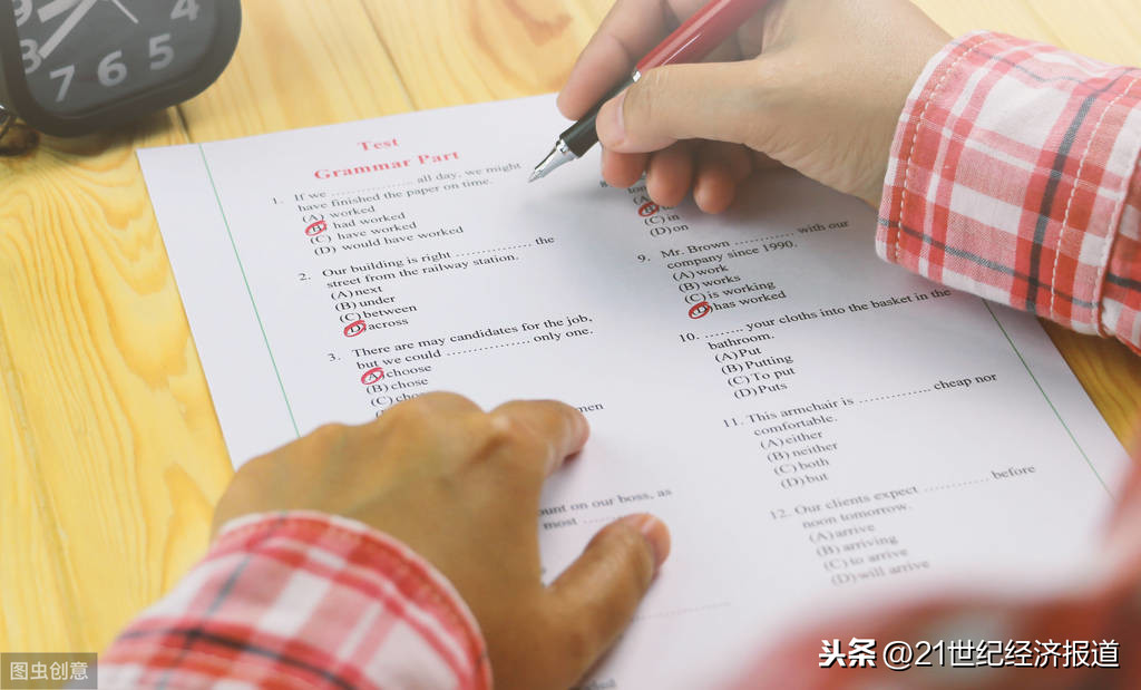 英国留学语言要求降低_到英国留学一年的费用_英国大学接受多邻国成绩申请