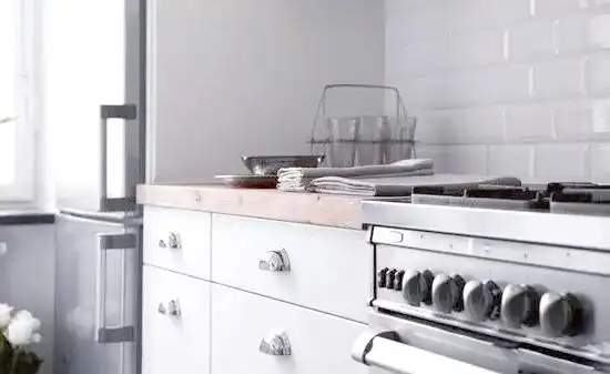 橱柜拉手设计完全揭秘:实用与美感兼备(图1) 橱柜拉手选择_橱柜拉手设计_暗拉手橱柜设计