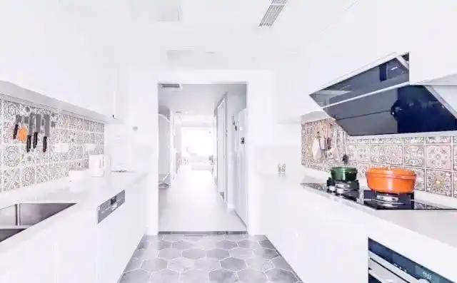 橱柜拉手设计完全揭秘:实用与美感兼备(图2) 橱柜拉手设计_橱柜拉手选择_暗拉手橱柜设计