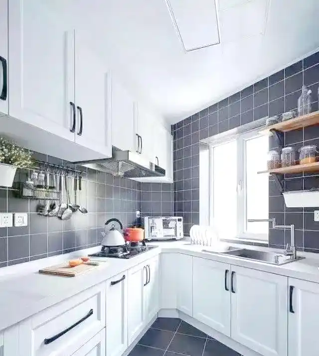 橱柜拉手设计完全揭秘:实用与美感兼备(图12) 橱柜拉手设计_橱柜拉手选择_暗拉手橱柜设计