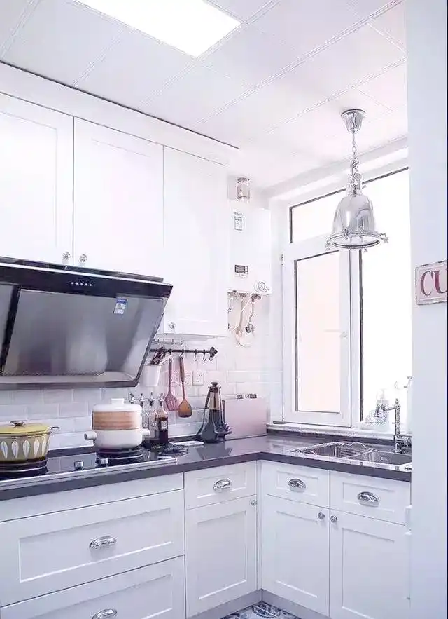 橱柜拉手设计完全揭秘:实用与美感兼备(图5) 暗拉手橱柜设计_橱柜拉手设计_橱柜拉手选择