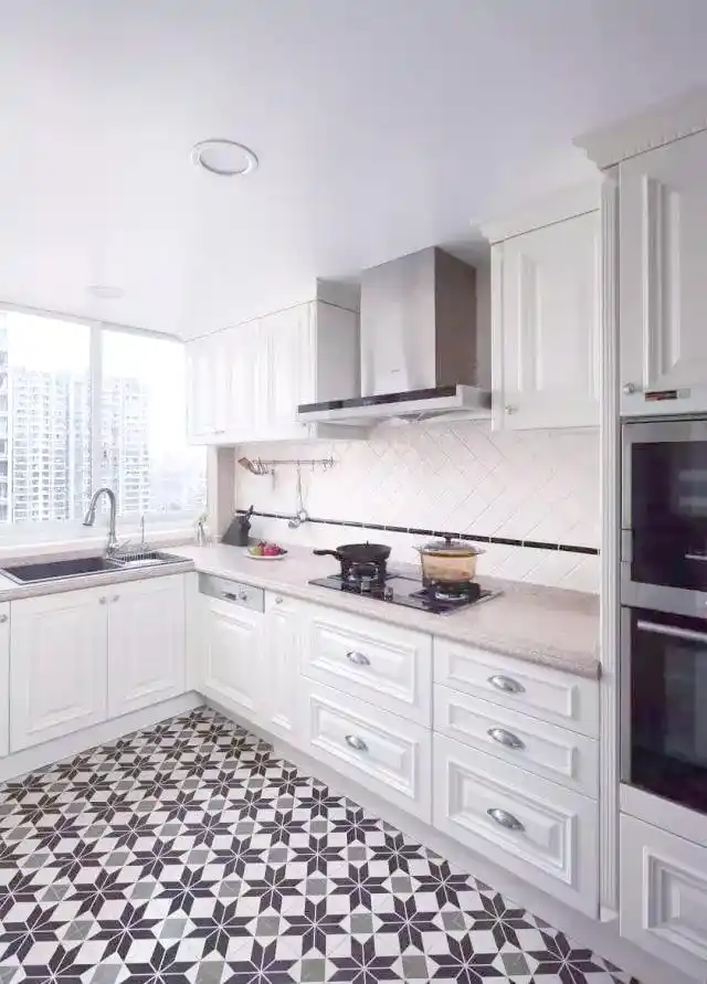 橱柜拉手设计完全揭秘:实用与美感兼备(图6) 橱柜拉手选择_暗拉手橱柜设计_橱柜拉手设计