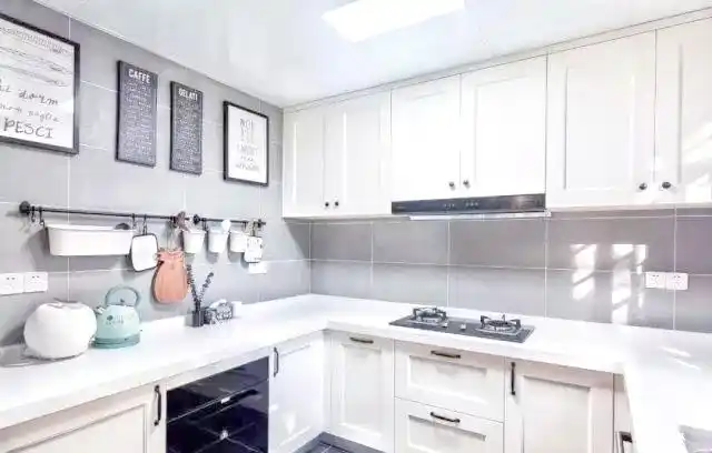 橱柜拉手设计完全揭秘:实用与美感兼备(图8) 橱柜拉手选择_暗拉手橱柜设计_橱柜拉手设计