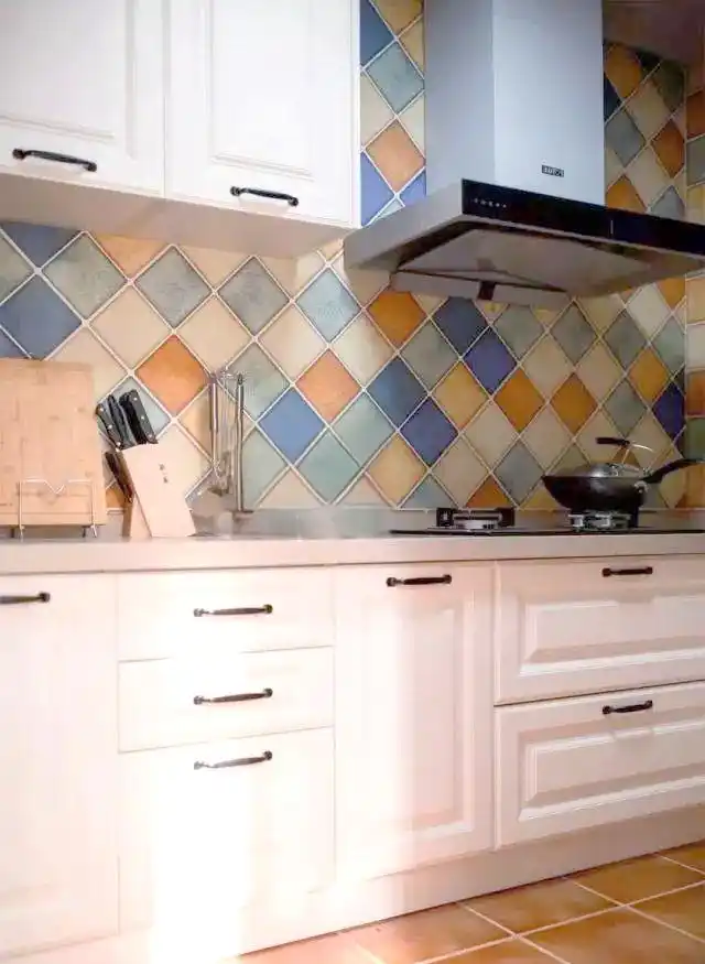 橱柜拉手设计完全揭秘:实用与美感兼备(图10) 橱柜拉手设计_暗拉手橱柜设计_橱柜拉手选择