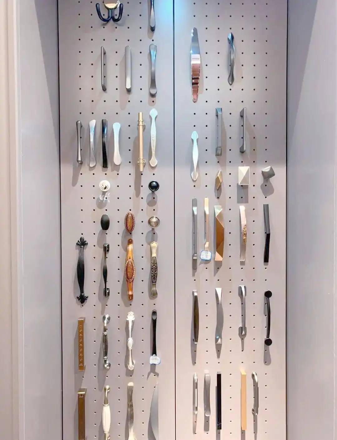 家具五金艺术:家居风格的点睛之笔——拉手的选择技巧(图1) 家居装饰拉手选择_提升家具美学价值拉手_橱柜拉手选择