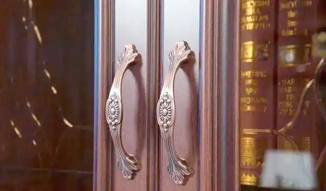 家具五金艺术:家居风格的点睛之笔——拉手的选择技巧(图15) 家居装饰拉手选择_提升家具美学价值拉手_橱柜拉手选择