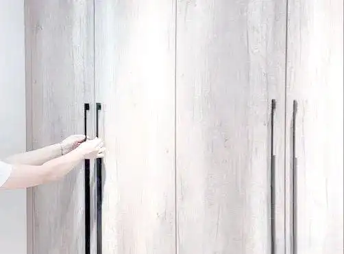 家具五金艺术:家居风格的点睛之笔——拉手的选择技巧(图7) 橱柜拉手选择_家居装饰拉手选择_提升家具美学价值拉手