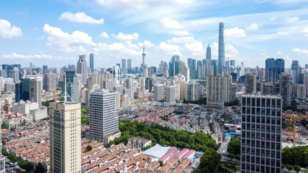 上海金陵华庭冲击20万每平米价格_上海房子均价2025_上海外滩豪宅价格趋势分析