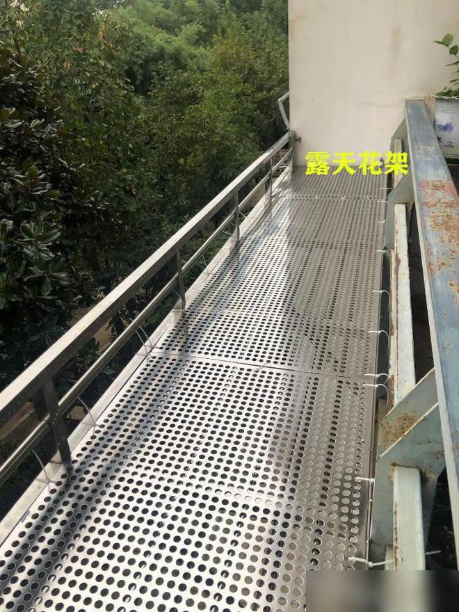 买了高层22楼,在阳台外搭不锈钢花架,楼下业主:赶紧拆掉!(图2) 高层阳台外花架安全风险_楼上养花影响楼下生活怎么办_阳台木花架