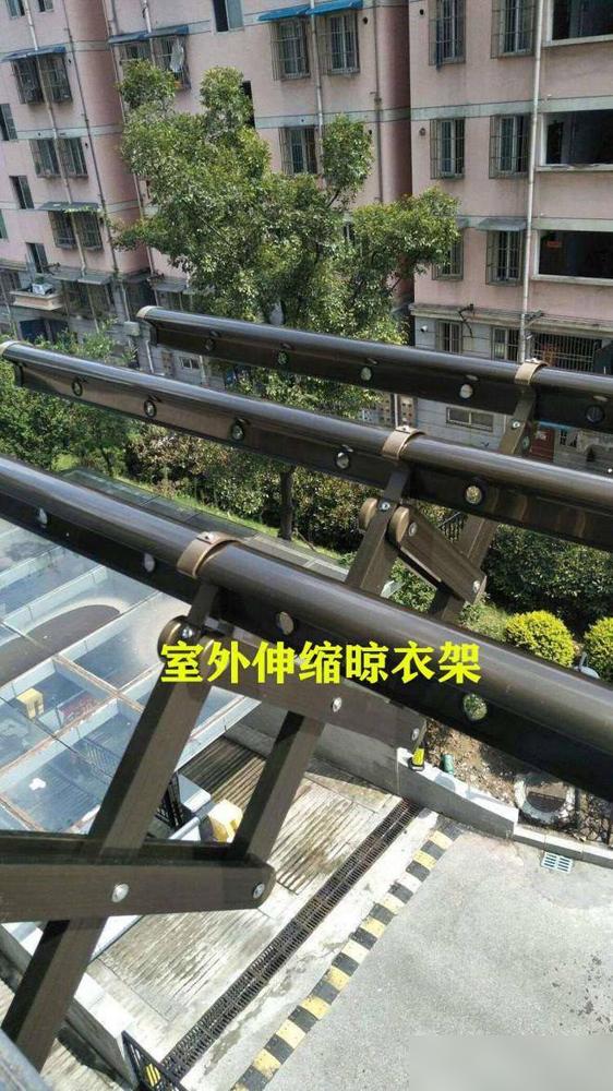 买了高层22楼,在阳台外搭不锈钢花架,楼下业主:赶紧拆掉!(图3) 阳台木花架_楼上养花影响楼下生活怎么办_高层阳台外花架安全风险