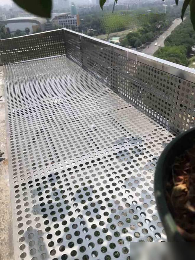 买了高层22楼,在阳台外搭不锈钢花架,楼下业主:赶紧拆掉!(图5) 楼上养花影响楼下生活怎么办_阳台木花架_高层阳台外花架安全风险