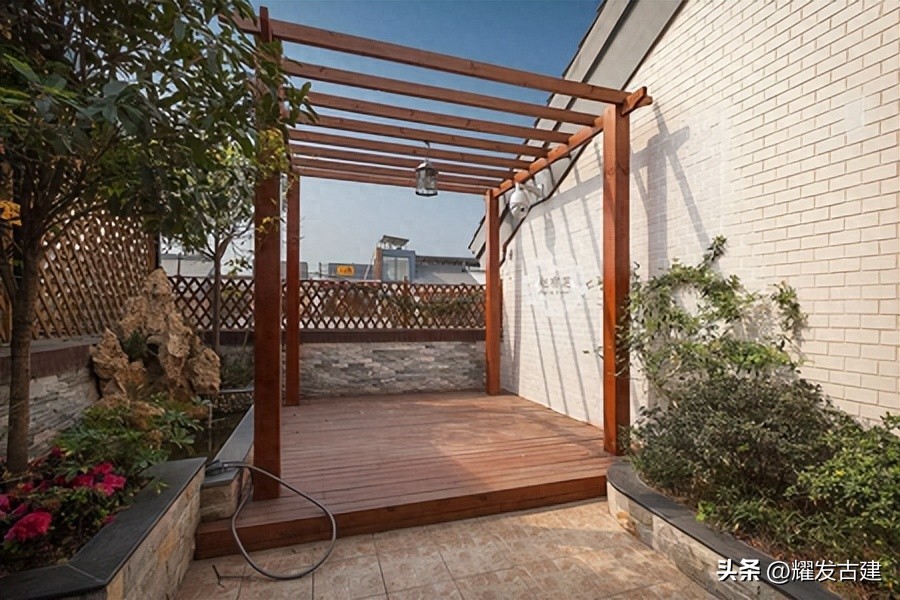 阳台防腐木花架的保养(图1) 阳台木花架_阳台花架保养方法_阳台防腐木花架