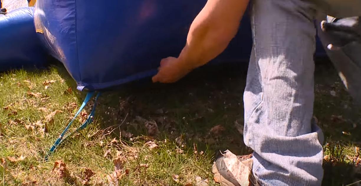 充气蹦蹦床的价钱_河南虞城梨园尘卷风事故_充气蹦蹦床安全固定标准