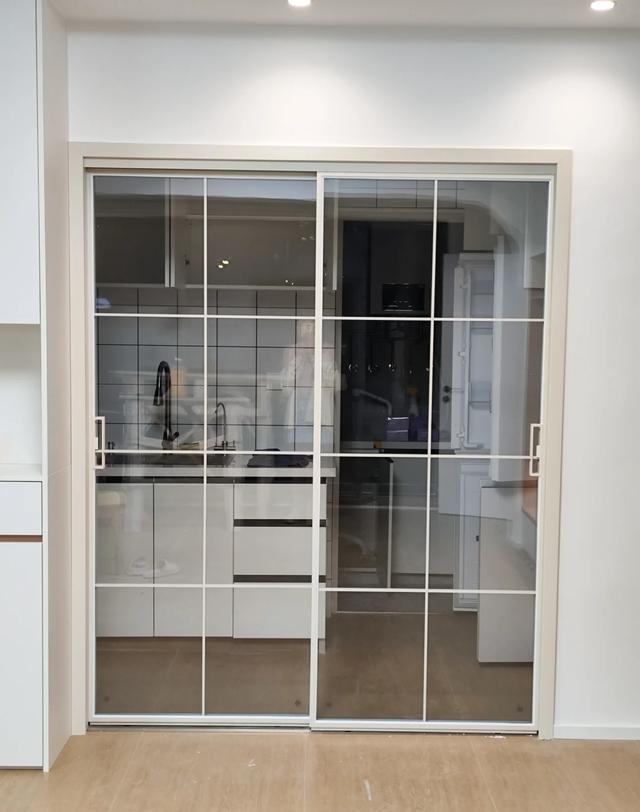 “厨房推拉门”已经退出中国家庭,现在流行这样做,高级又实用!(图2) 厨房做移门,门套多宽_折叠门安装注意事项_厨房推拉门缺点