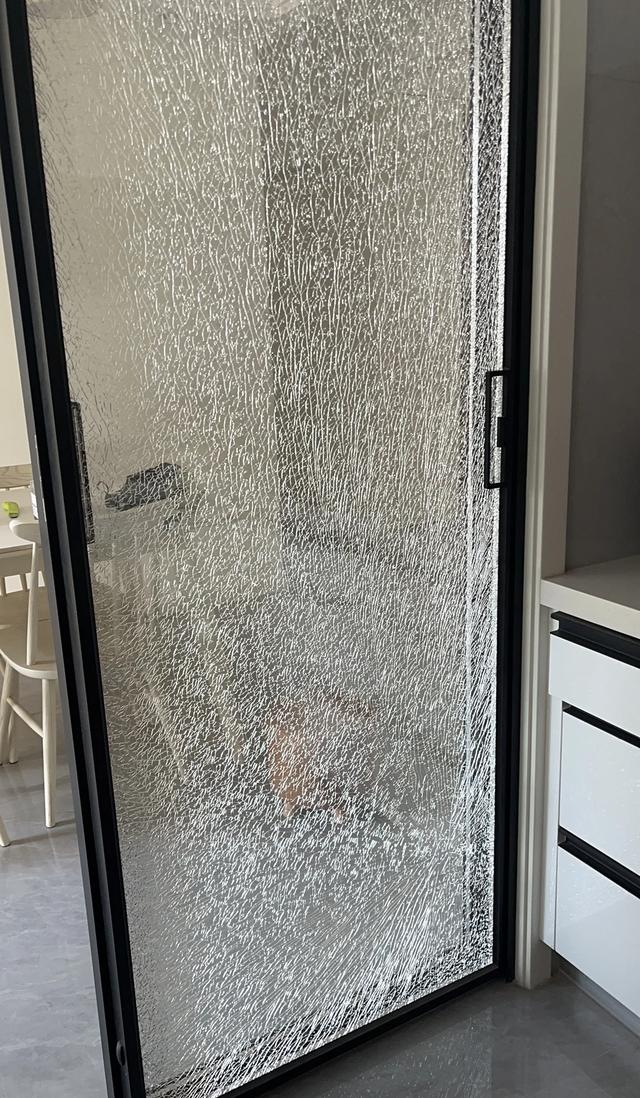 “厨房推拉门”已经退出中国家庭,现在流行这样做,高级又实用!(图4) 厨房推拉门缺点_厨房做移门,门套多宽_折叠门安装注意事项