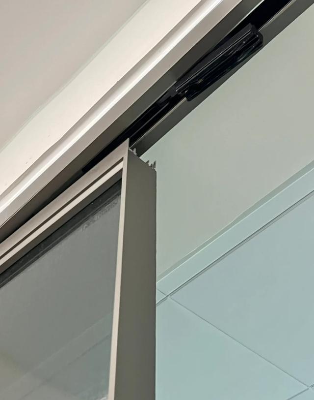 “厨房推拉门”已经退出中国家庭,现在流行这样做,高级又实用!(图7) 折叠门安装注意事项_厨房推拉门缺点_厨房做移门,门套多宽