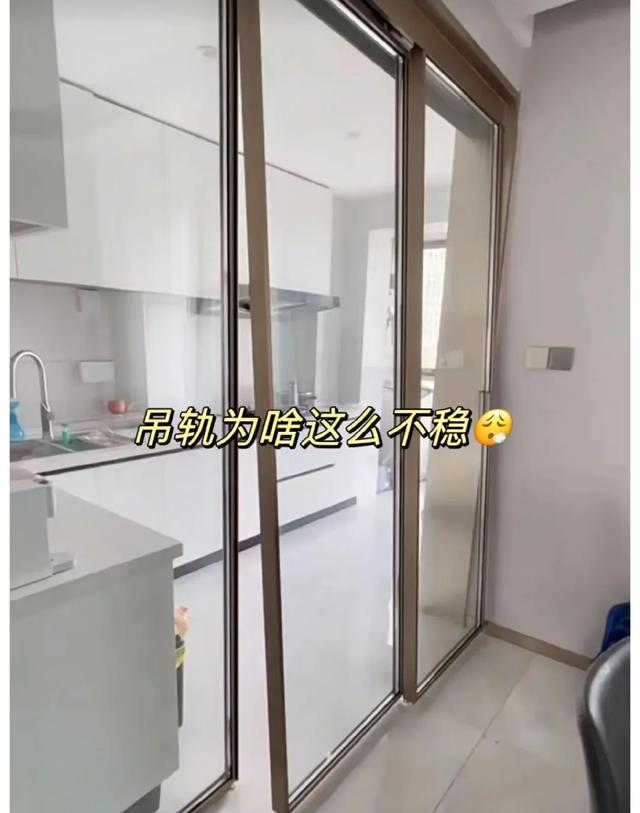“厨房推拉门”已经退出中国家庭,现在流行这样做,高级又实用!(图8) 厨房推拉门缺点_厨房做移门,门套多宽_折叠门安装注意事项