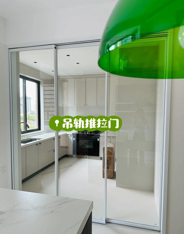 “厨房推拉门”已经退出中国家庭,现在流行这样做,高级又实用!(图9) 厨房做移门,门套多宽_厨房推拉门缺点_折叠门安装注意事项