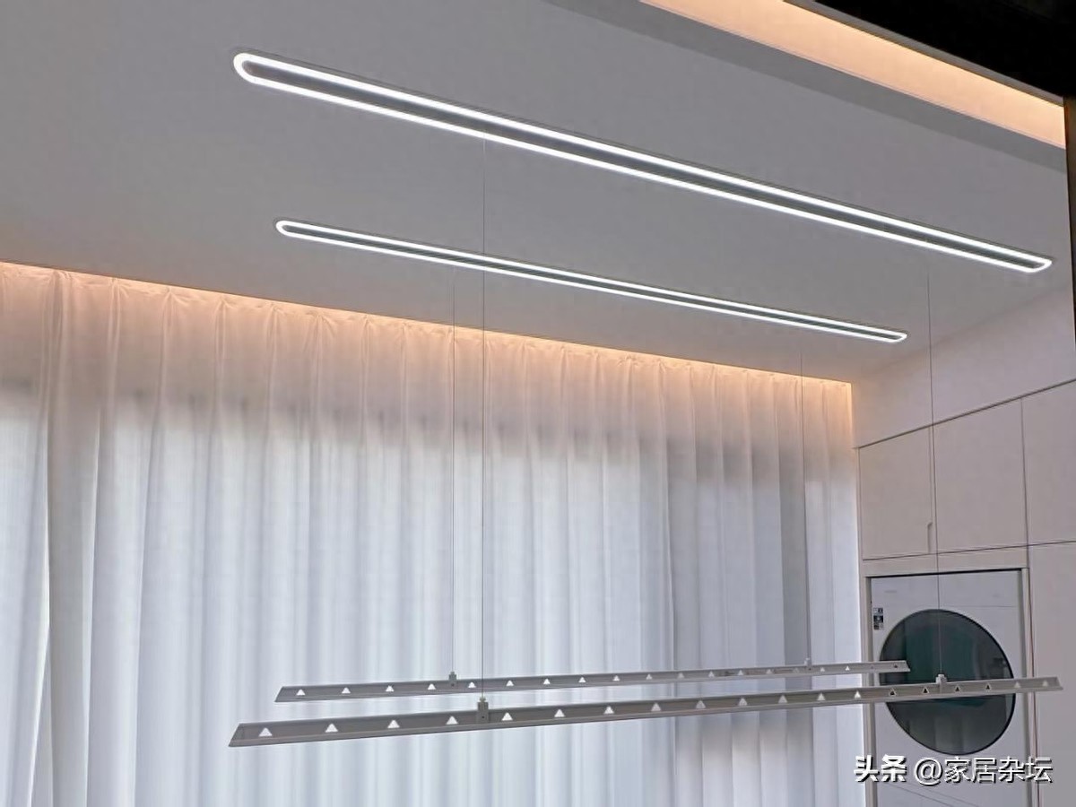 还得是年轻人脑子活:换个思路装修,家居痛点立即被解决,还省钱(图1) 解决家居痛点的装修设计_厨房门装修效果图小户_隐形晾衣架装修