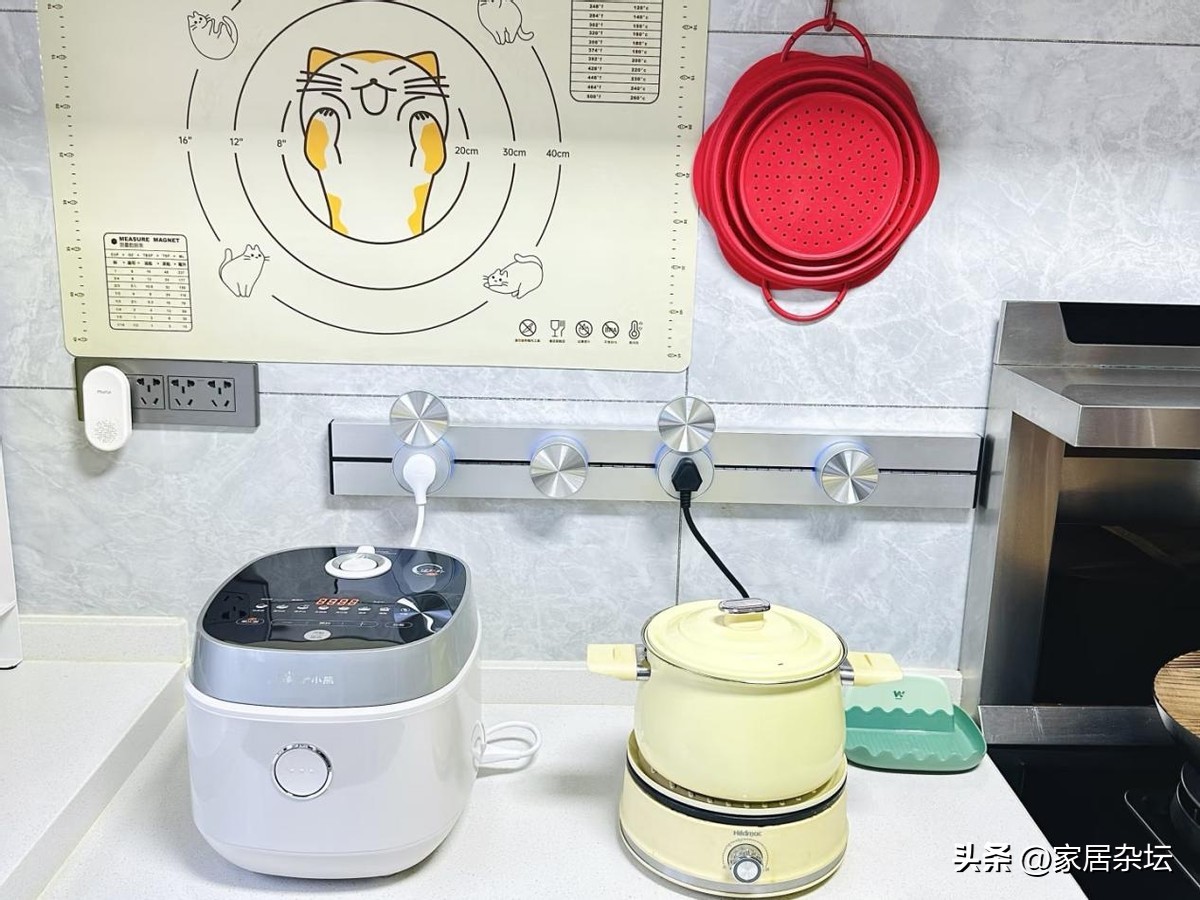 还得是年轻人脑子活:换个思路装修,家居痛点立即被解决,还省钱(图11) 解决家居痛点的装修设计_厨房门装修效果图小户_隐形晾衣架装修