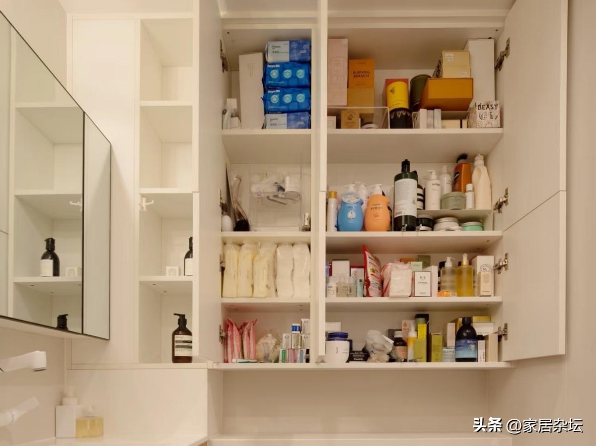 还得是年轻人脑子活:换个思路装修,家居痛点立即被解决,还省钱(图13) 厨房门装修效果图小户_解决家居痛点的装修设计_隐形晾衣架装修