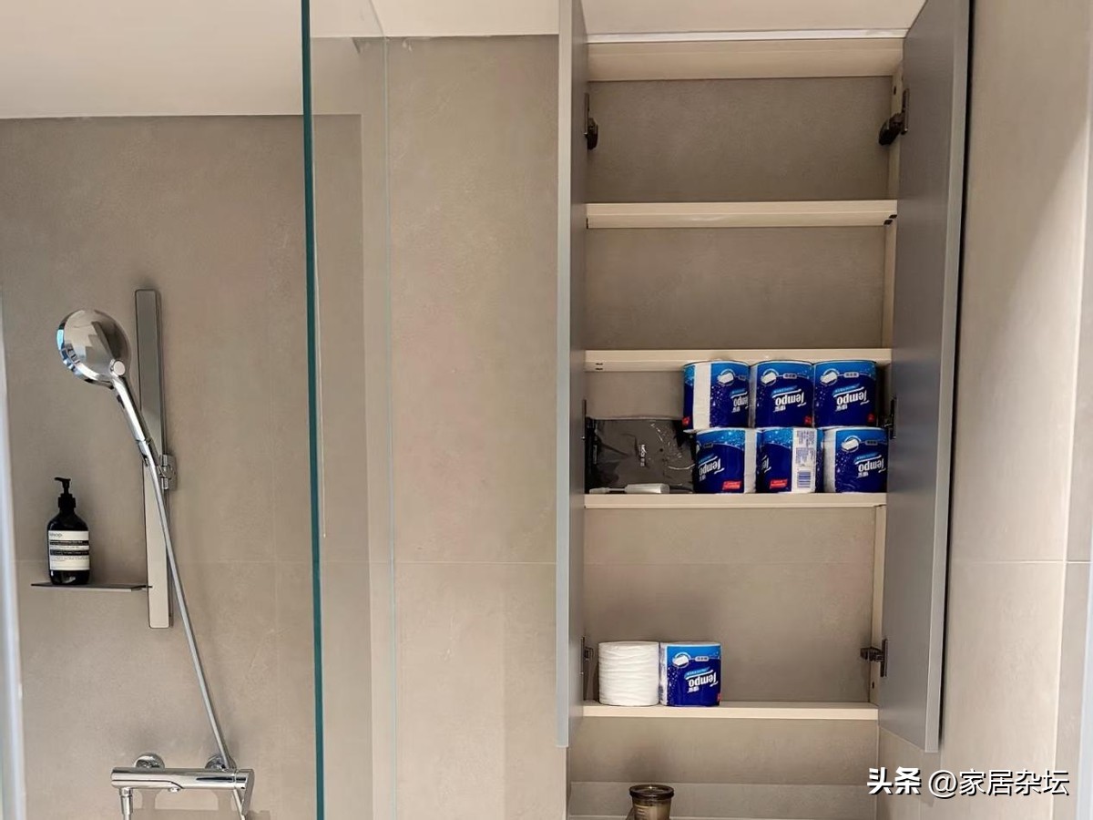 还得是年轻人脑子活:换个思路装修,家居痛点立即被解决,还省钱(图16) 解决家居痛点的装修设计_隐形晾衣架装修_厨房门装修效果图小户