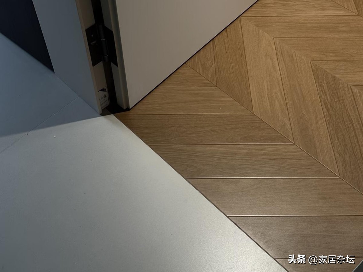 还得是年轻人脑子活:换个思路装修,家居痛点立即被解决,还省钱(图17) 厨房门装修效果图小户_解决家居痛点的装修设计_隐形晾衣架装修