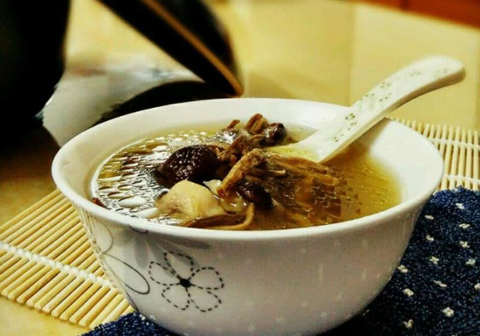 茶树菇煲鸡汤怎么用烤箱烤鱼_茶树菇鱼丸鸡汤做法_老母鸡汤搭配茶树菇鱼丸的做法