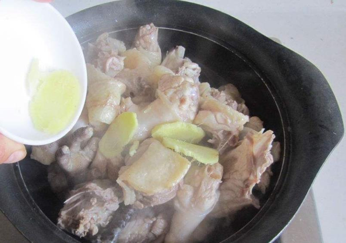 老母鸡汤搭配茶树菇鱼丸的做法_茶树菇鱼丸鸡汤做法_茶树菇煲鸡汤怎么用烤箱烤鱼