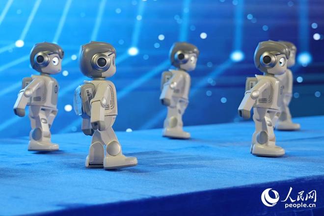 “科技+艺术+互动”点燃科技少年梦 厦门“科学之夜”推动科学知识在家庭传播(图2) 厦门集美诚毅科技探索中心科学之夜_集美诚毅科技探索中心_亲子科技活动科普盛宴