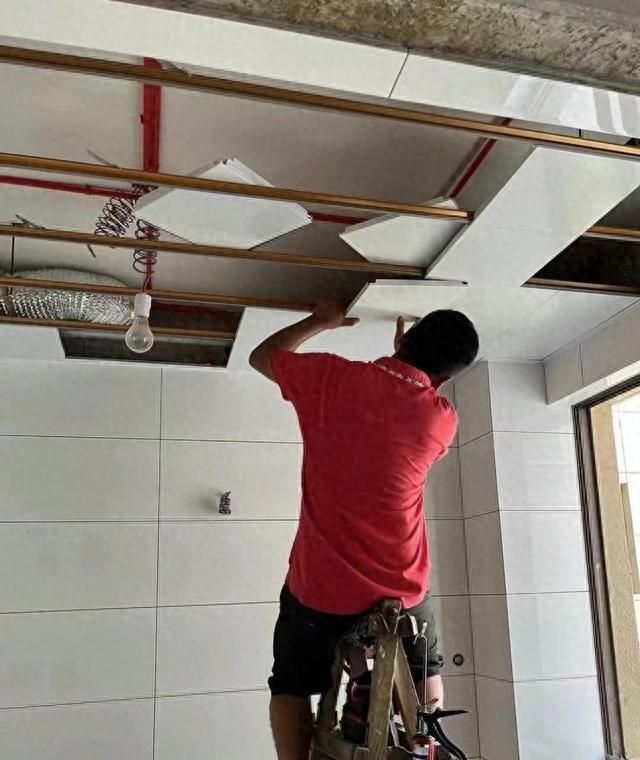 第二次装修,铝扣板选择我坚持了这6个原则,入住后发现太明智了(图1) 厨房卫生间铝扣板杀菌抗菌_铝扣板ENF级环保检测_卫生间吊顶有多厚