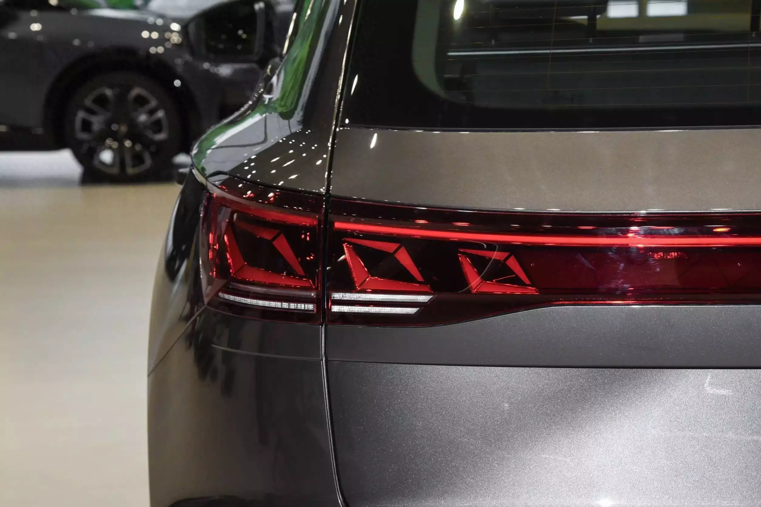 大众造出“换壳Q7”,3.0T+空悬+8AT,懂的人却不多(图1) 大众途锐2025款报价v6_大众途锐 3.0T V6双涡轮增压引擎 15英寸高分辨率触控屏