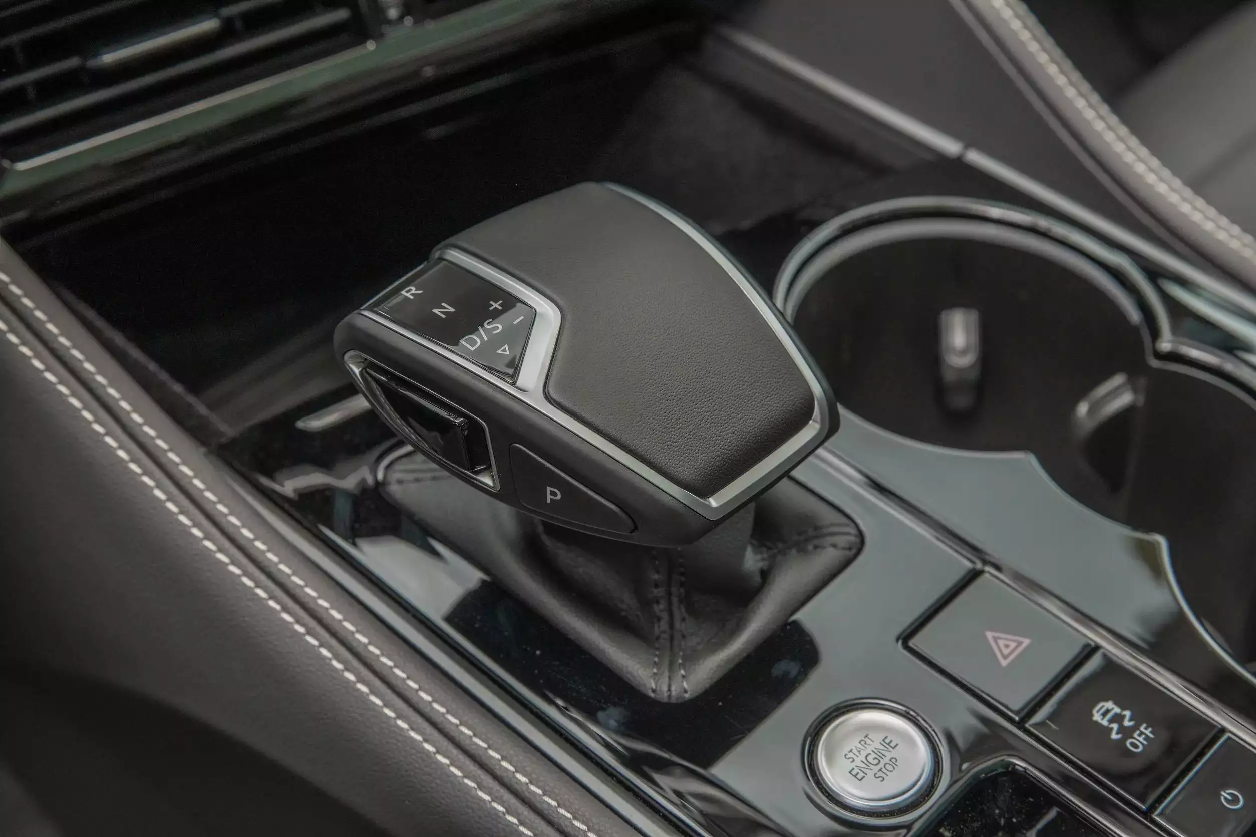 大众造出“换壳Q7”,3.0T+空悬+8AT,懂的人却不多(图2) 大众途锐2025款报价v6_大众途锐 3.0T V6双涡轮增压引擎 15英寸高分辨率触控屏