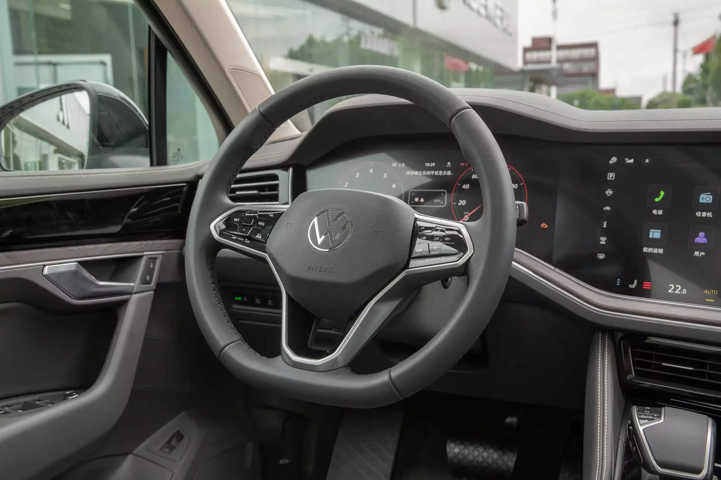 大众造出“换壳Q7”,3.0T+空悬+8AT,懂的人却不多(图12) 大众途锐2025款报价v6_大众途锐 3.0T V6双涡轮增压引擎 15英寸高分辨率触控屏