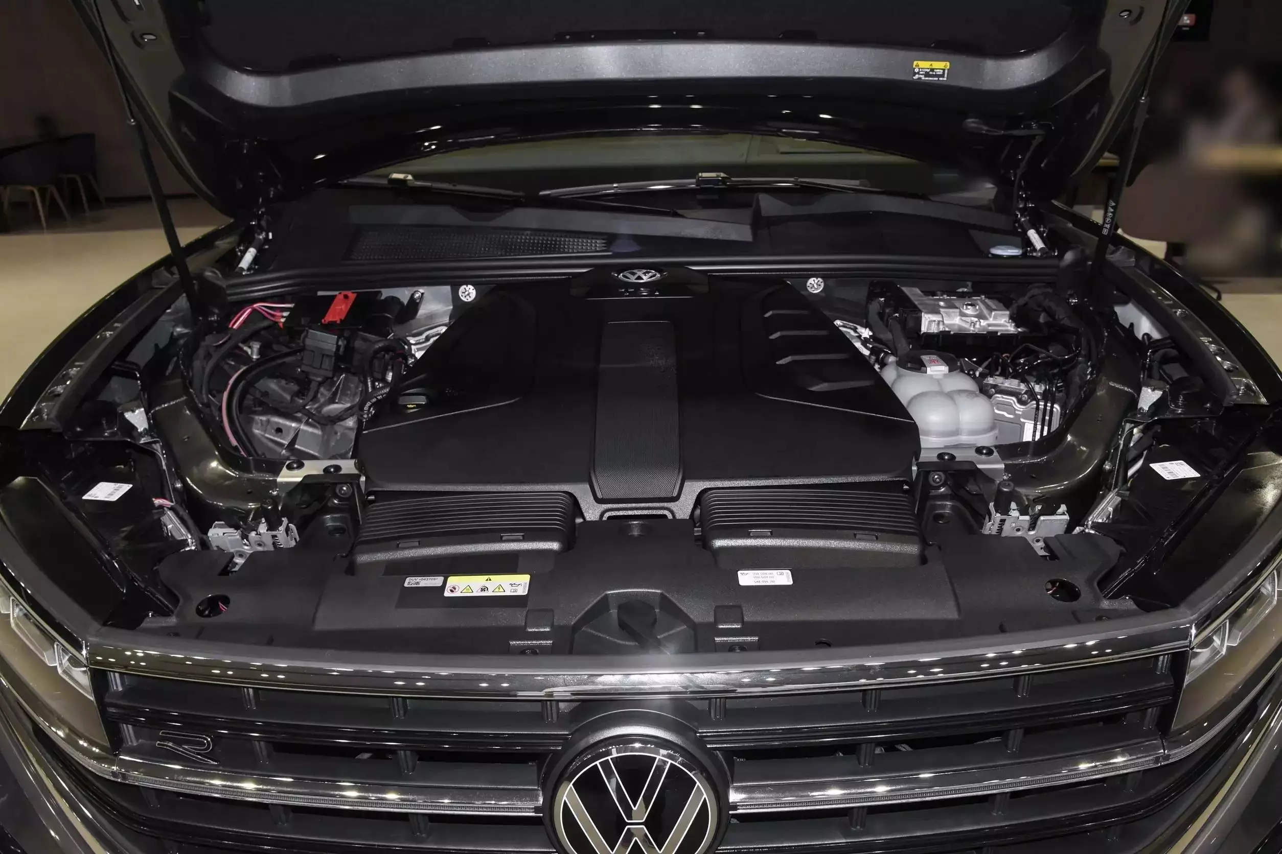 大众造出“换壳Q7”,3.0T+空悬+8AT,懂的人却不多(图3) 大众途锐 3.0T V6双涡轮增压引擎 15英寸高分辨率触控屏_大众途锐2025款报价v6