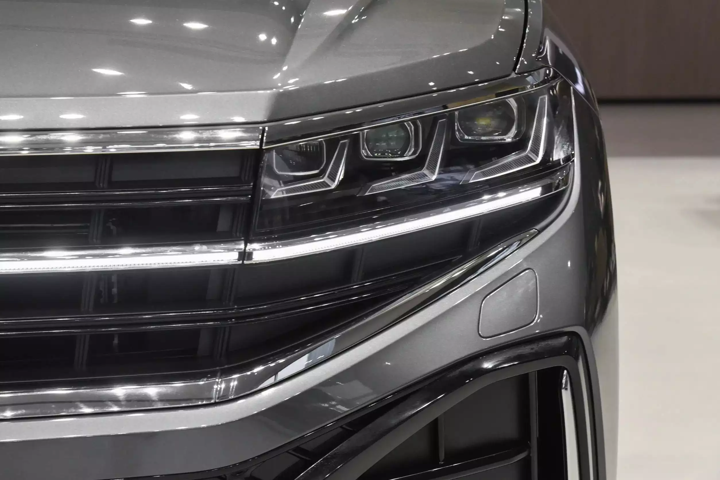 大众造出“换壳Q7”,3.0T+空悬+8AT,懂的人却不多(图9) 大众途锐 3.0T V6双涡轮增压引擎 15英寸高分辨率触控屏_大众途锐2025款报价v6