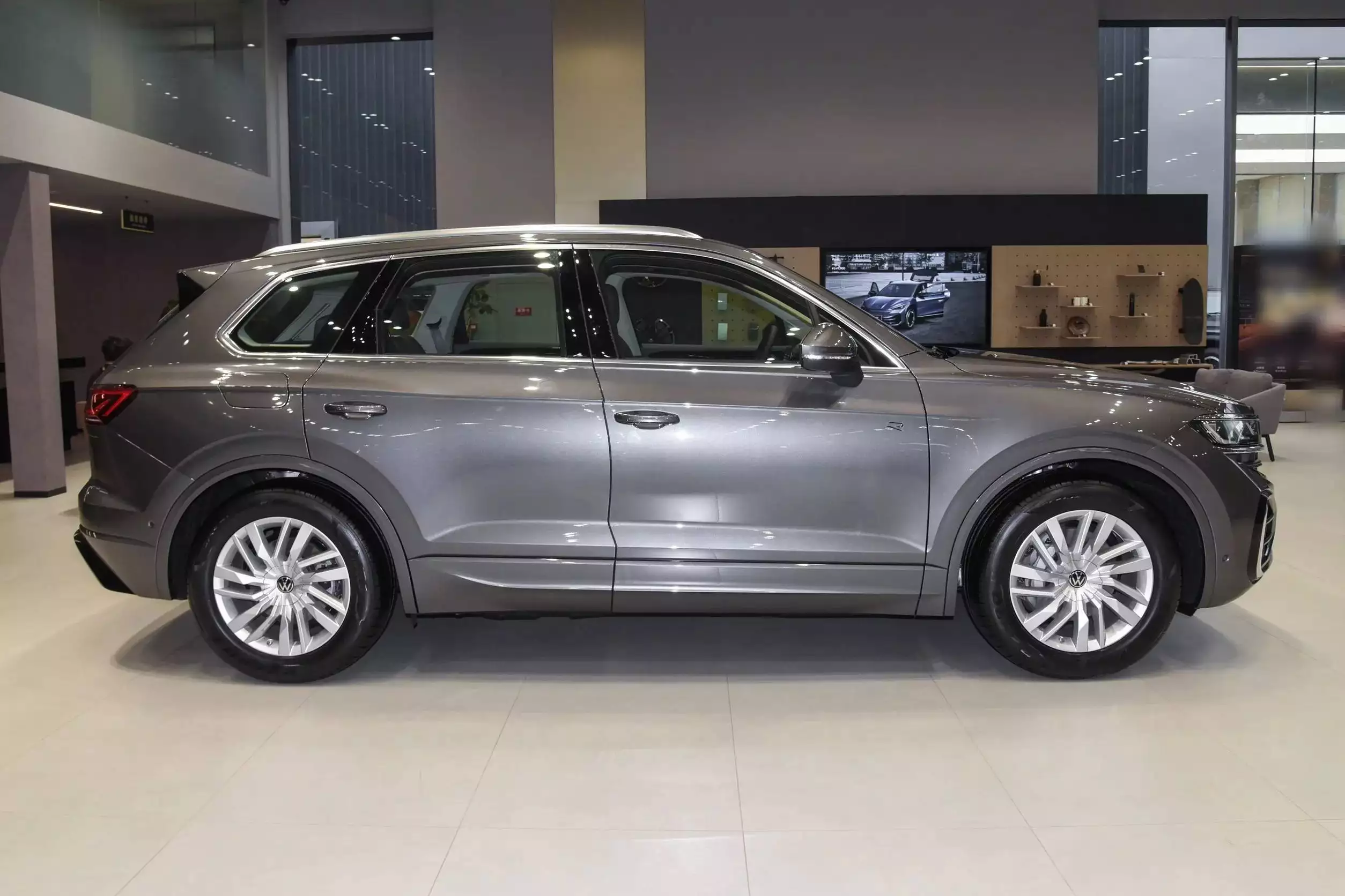 大众造出“换壳Q7”,3.0T+空悬+8AT,懂的人却不多(图10) 大众途锐 3.0T V6双涡轮增压引擎 15英寸高分辨率触控屏_大众途锐2025款报价v6