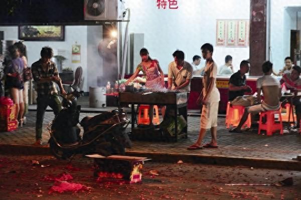 无烟烧烤加盟店投资费用VS路边烧烤摊成本对比_品牌自助烧烤店毛利润分析_烧烤海鲜加盟