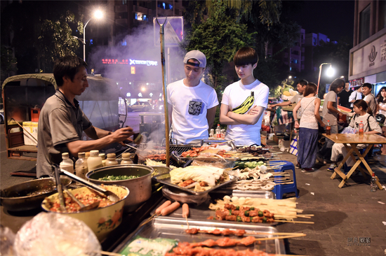 品牌自助烧烤店毛利润分析_无烟烧烤加盟店投资费用VS路边烧烤摊成本对比_烧烤海鲜加盟