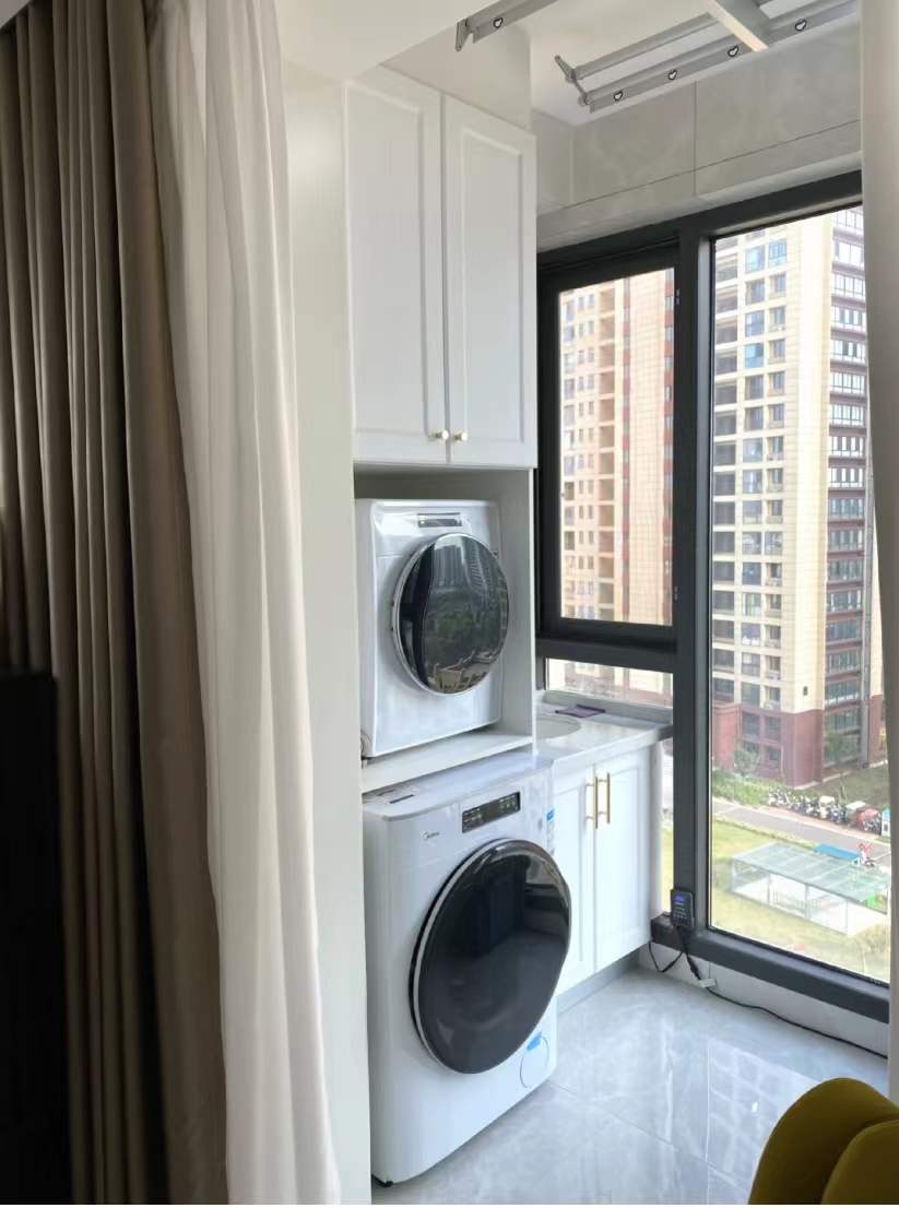 83㎡全屋打满柜子收纳教科书_安徽90后夫妻收纳装修_90房子装修设计效果图