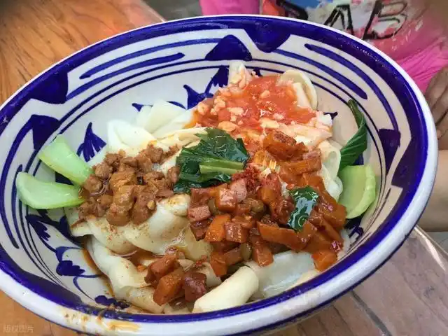 陕西碳水炸弹美食_陕西特色美食小吃_陕西最有名十大小吃