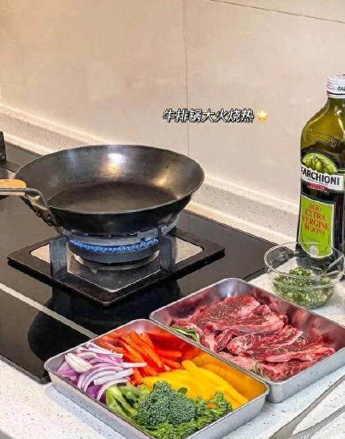 在家煎牛排也能秒杀西餐厅?盐葱酱一抹,香到邻居敲门(图4) 煎牛扒做法_日式盐葱煎牛排做法_盐葱酱牛排食谱