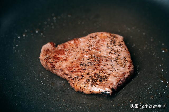 在家煎出西餐厅级黑椒牛排!3步搞定,不翻车!(图3) 简单黑椒牛排做法_煎牛扒做法_在家做黑椒牛排