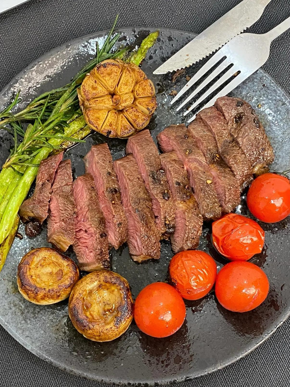 5分钟腌、2分钟煎,一口爆汁的“懒人神级牛排”!(图2) 煎牛扒做法_米其林煎牛排室温回温_厨房小白快速煎牛排教程