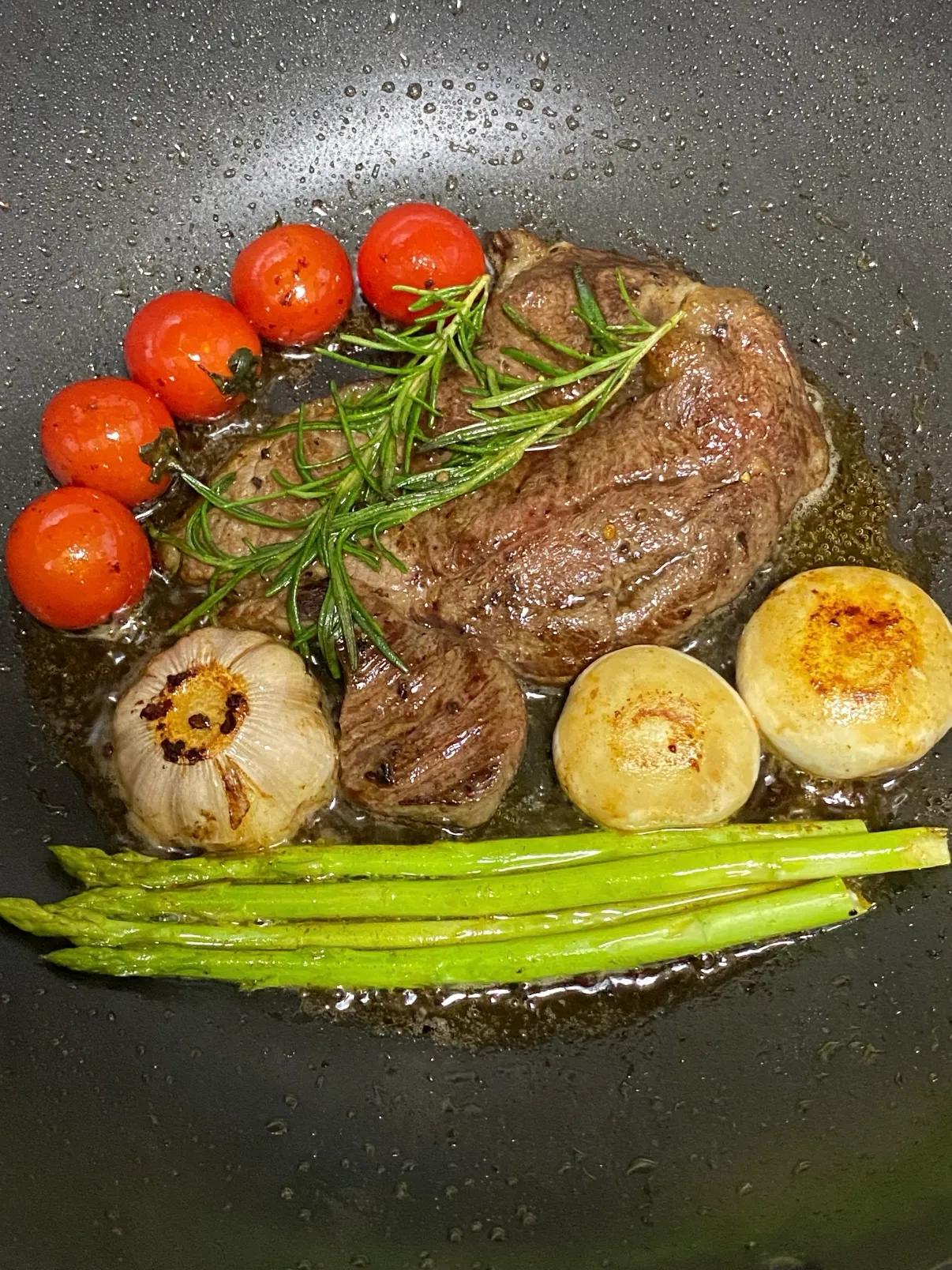5分钟腌、2分钟煎,一口爆汁的“懒人神级牛排”!(图3) 厨房小白快速煎牛排教程_米其林煎牛排室温回温_煎牛扒做法