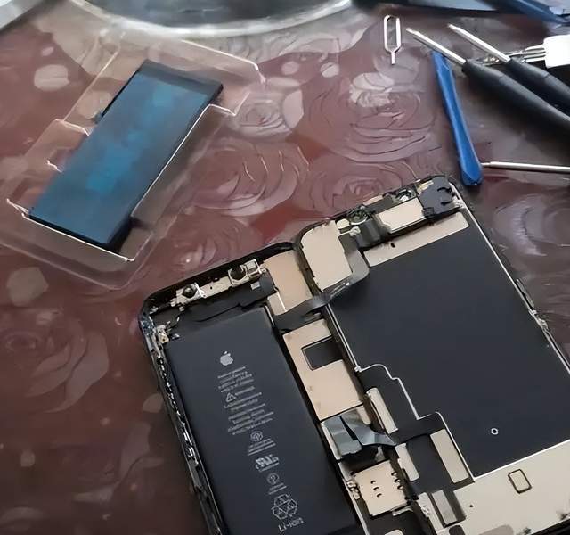 一部手机最长能用几年?出现以下任何一种情况就该换了,别舍不得(图5) 手机系统维修_手机电池寿命指标_手机使用周期长尾